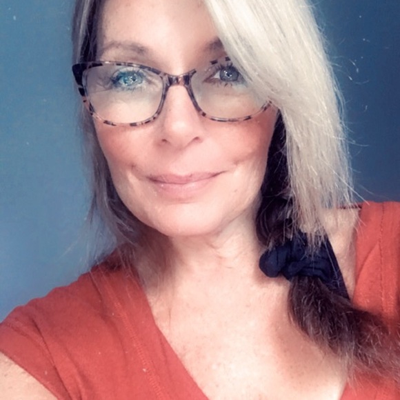 Meet your Posher, Debbie - Picture 2 of 2